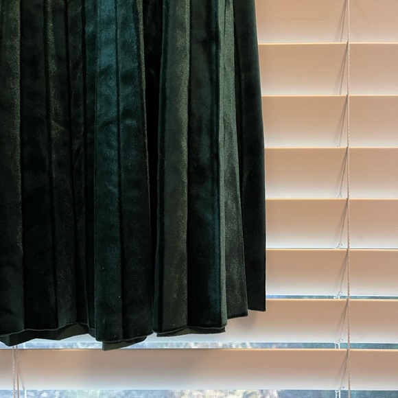Dynamite Green Velvet High Waisted Skirt - Picture 6 of 7